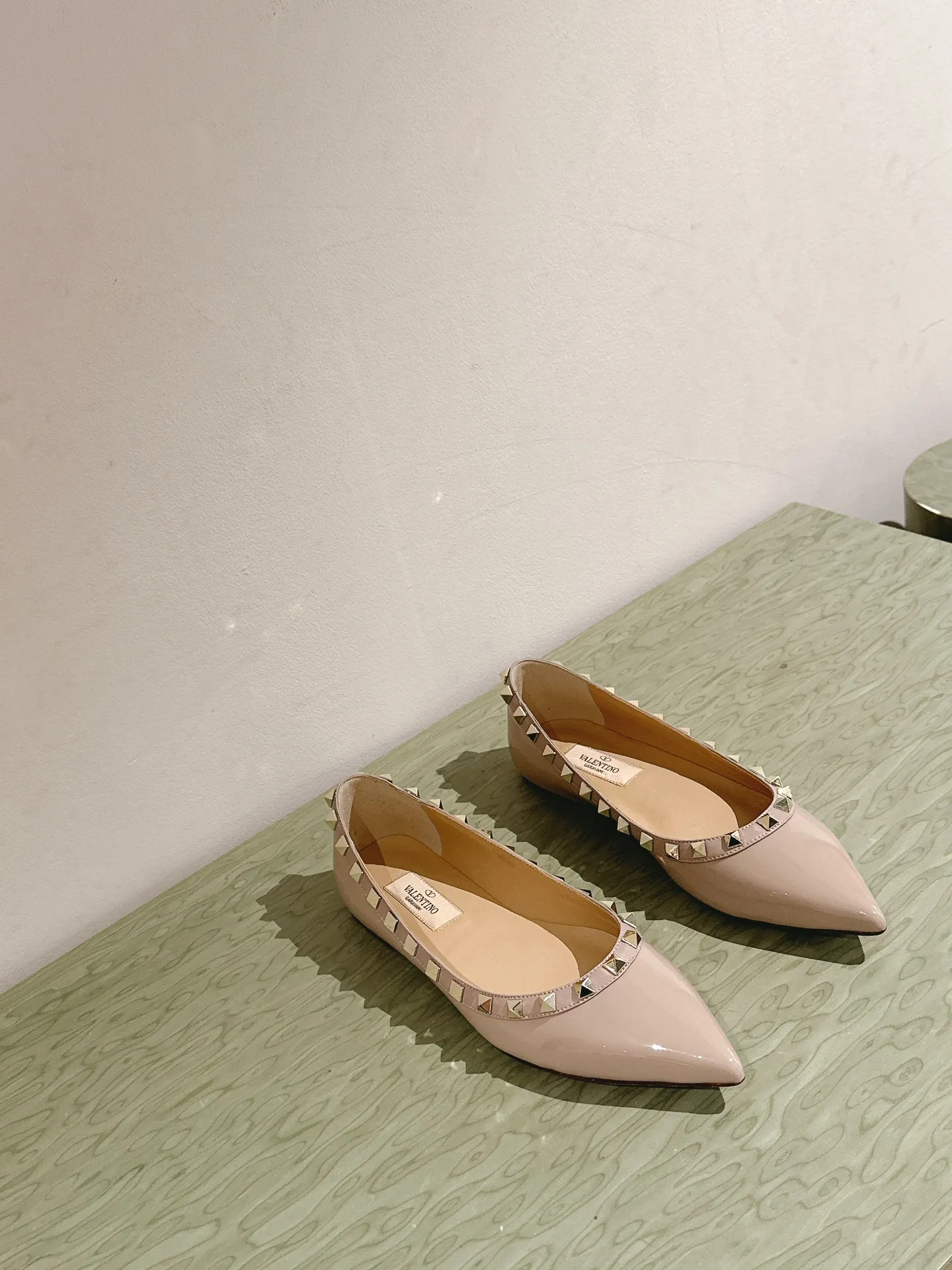 👟👟Ex-factory price 520👟👟 | ²⁰²4 𝐬𝐬 🤍🤎 Versatile series for all seasons! Is your shoe cabinet missing a pair? ! 🔥 The entire VALENTINO series is produced by Taiwan-funded factories! Getting in and out of the counter is stress-free! ROCKSTUD Valentino studded patent leather ballet flats ONE STUD retro craft pyramid large rivet buckle flats/high heels Smooth shoe lines and awesome version Comfortable upper foot. Increases height. Looks slimmer. Elongates leg lines Imported mirrored calfskin/cow patent leather/high-density silk material Lambskin lining Italian high-density genuine leather outsole Size35-39 (40/41/42 can be customized) Heel height: flat ♺Synchronized gift box💝packaging at the counter!
